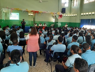 ¿Sabías los efectos del vapeo en jóvenes? La Policía Nacional alerta a estudiantes de Baní