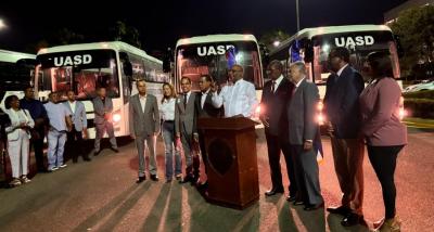 UASD incorpora tres modernos autobuses para los viajes a los recintos, centros y subcentros