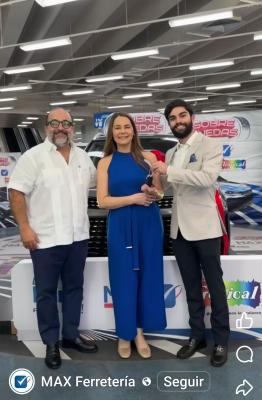 Max Ferretería entrega vehículo a feliz ganadora