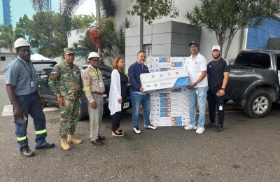 Hospital Moscoso Puello recibe donación de lámparas para la iluminación externa de parte del
