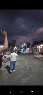 Regidor Morenito Rojas deja iluminada calle Segunda del Barrio Militar en La Victoria