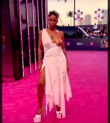 La teta detelenga de Tokischa desata debate en la alfombra roja de Premios Lo Nuestro