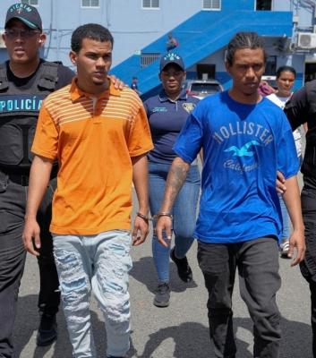 Se entregan a la Polic&iacute;a Nacional otros dos antisociales vinculados a muerte de mayor